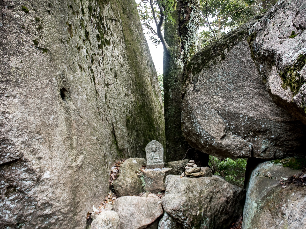 The ebb and flow rock (Kanman-iwa rock)